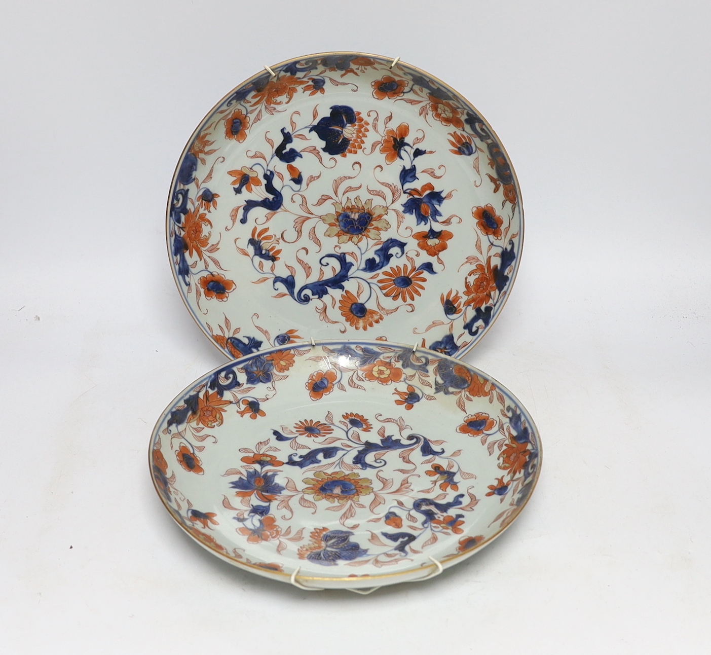 A pair of Chinese Imari dishes, Qianlong period, 28cm in diameter